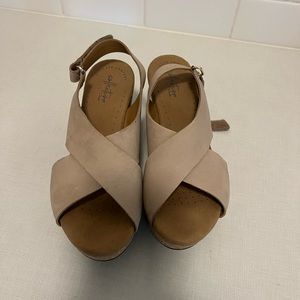 Clark’s platform sandals size 8